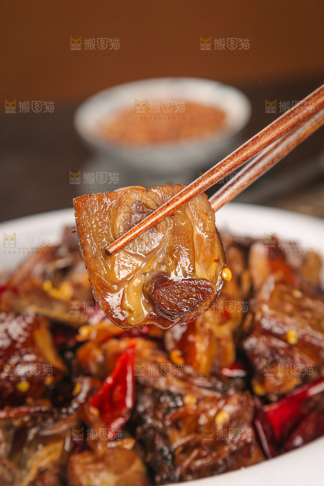 深底上的炒腊鸭