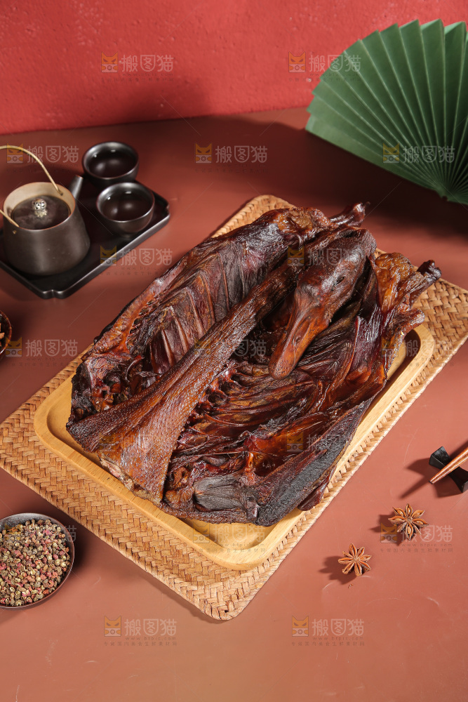 深底上整只腊鹅