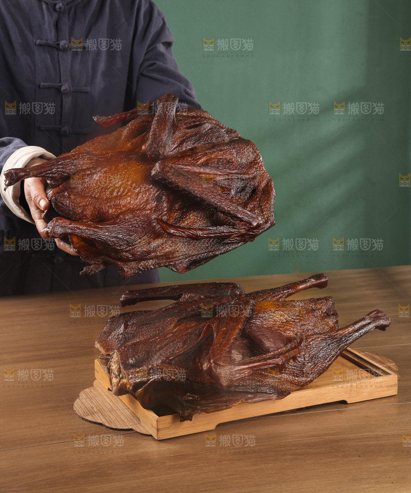 深底上整只腊鹅