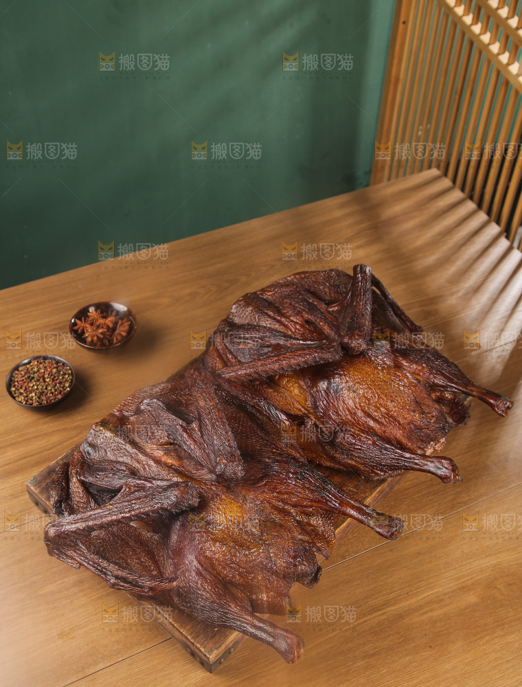 深底上整只腊鹅