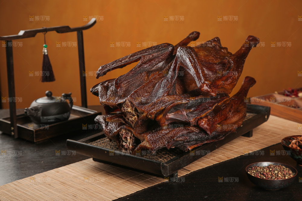 深底上整只腊鹅