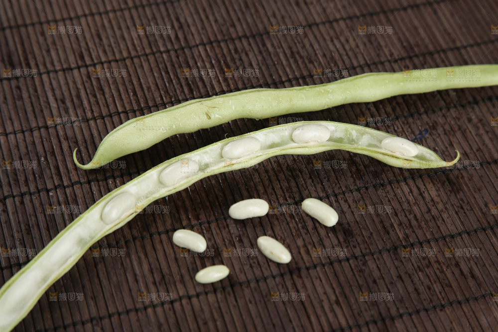 深底上的白芸豆角