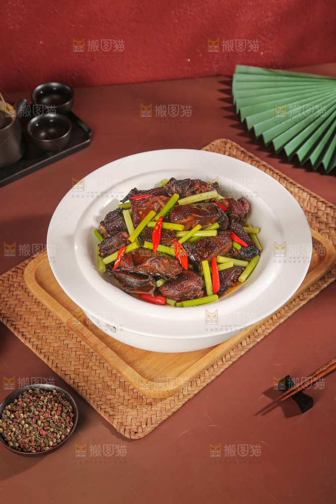 深底上的酱鹅