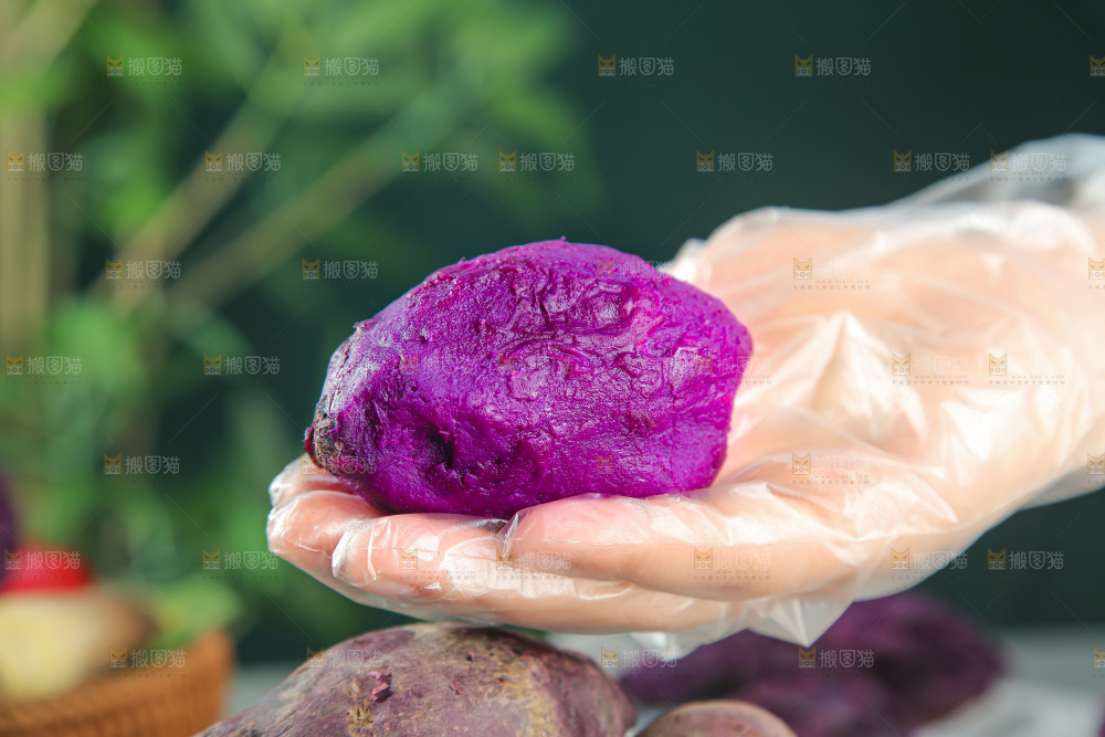 深底上的紫薯