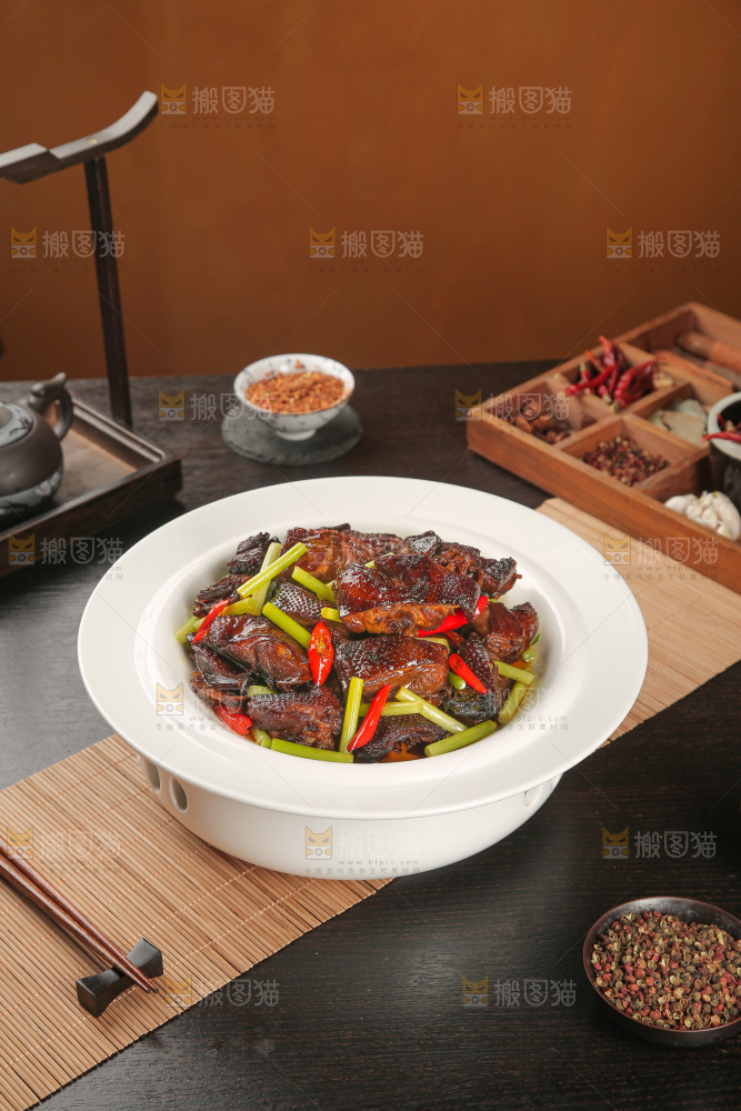 深底上的酱鹅