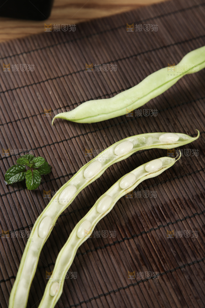 深底上的白芸豆角