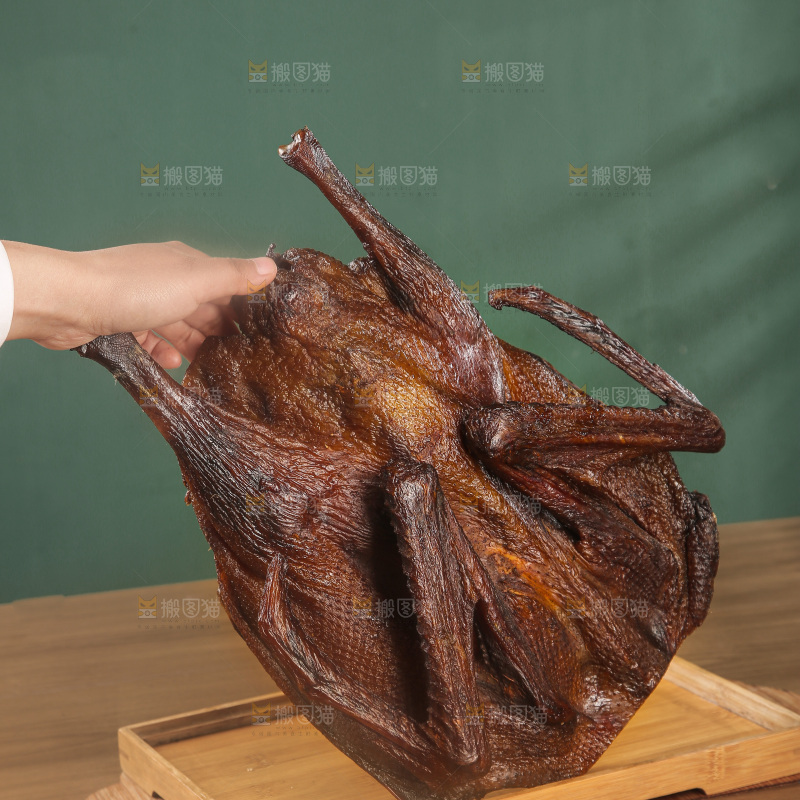深底上整只腊鹅