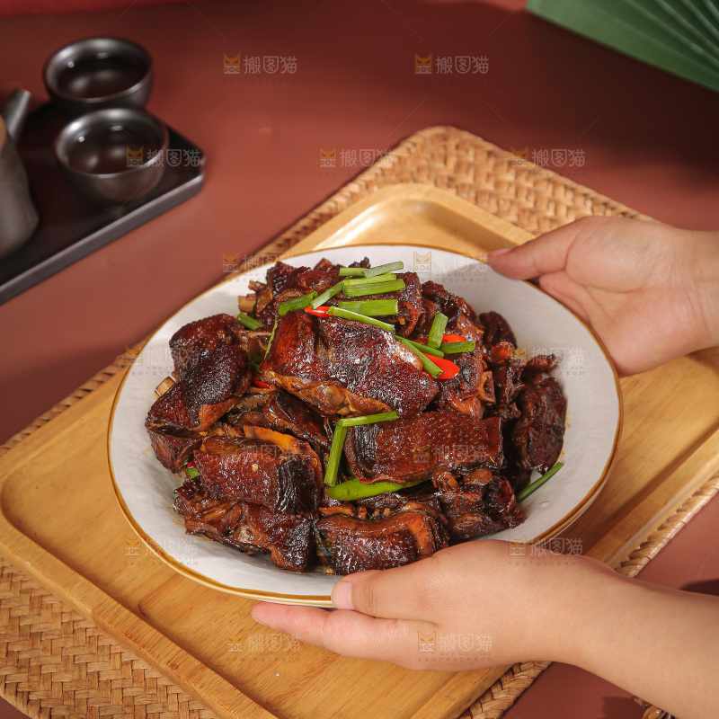 深底上的炒腊鸭