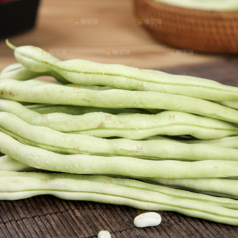 深底上的白芸豆角