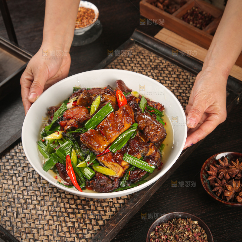 深底上的炒腊鸭