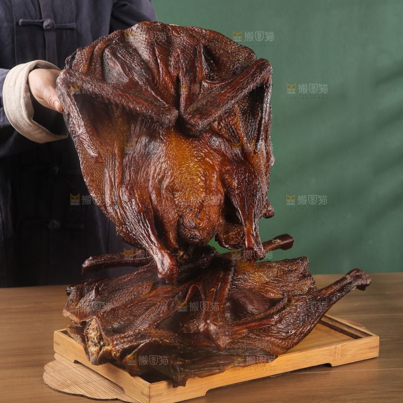 深底上整只腊鹅