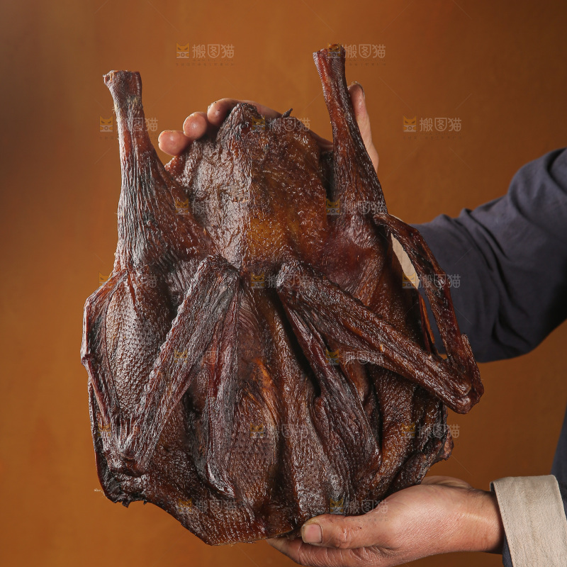 深底上整只腊鹅