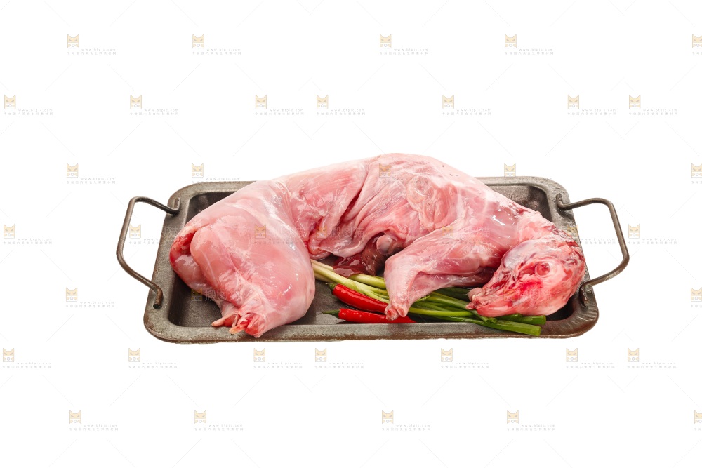 白底上的新鲜兔肉