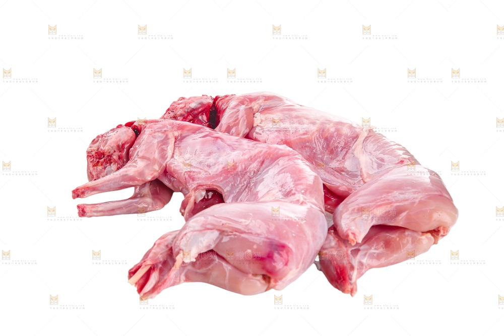 白底上的新鲜兔肉