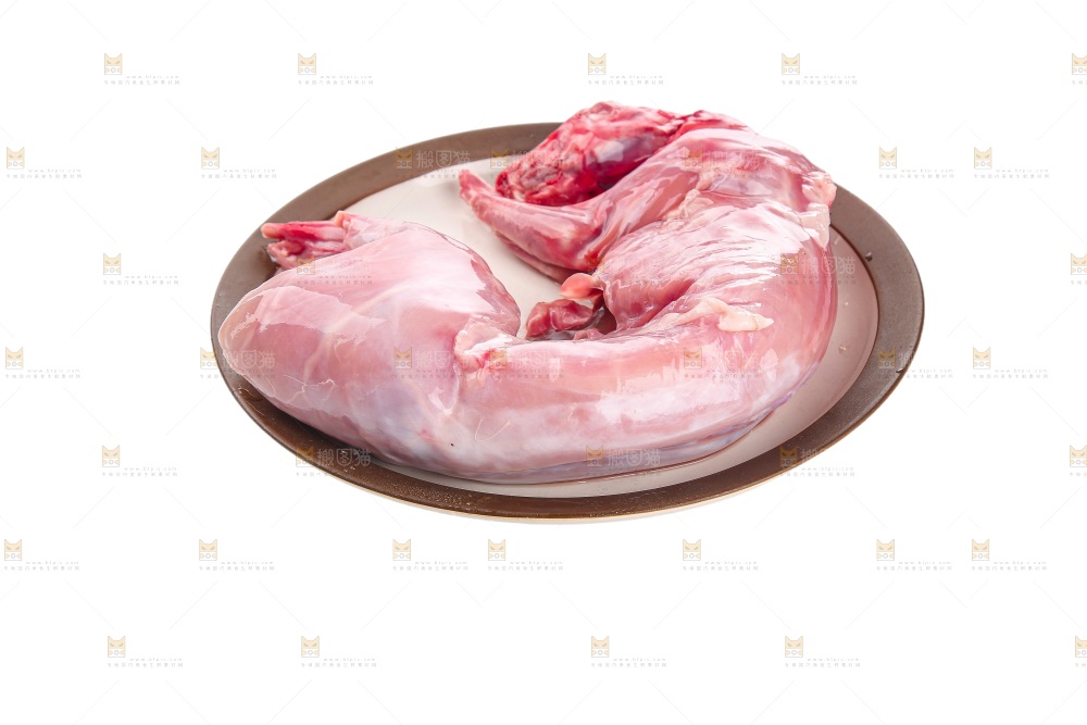 白底上的新鲜兔肉