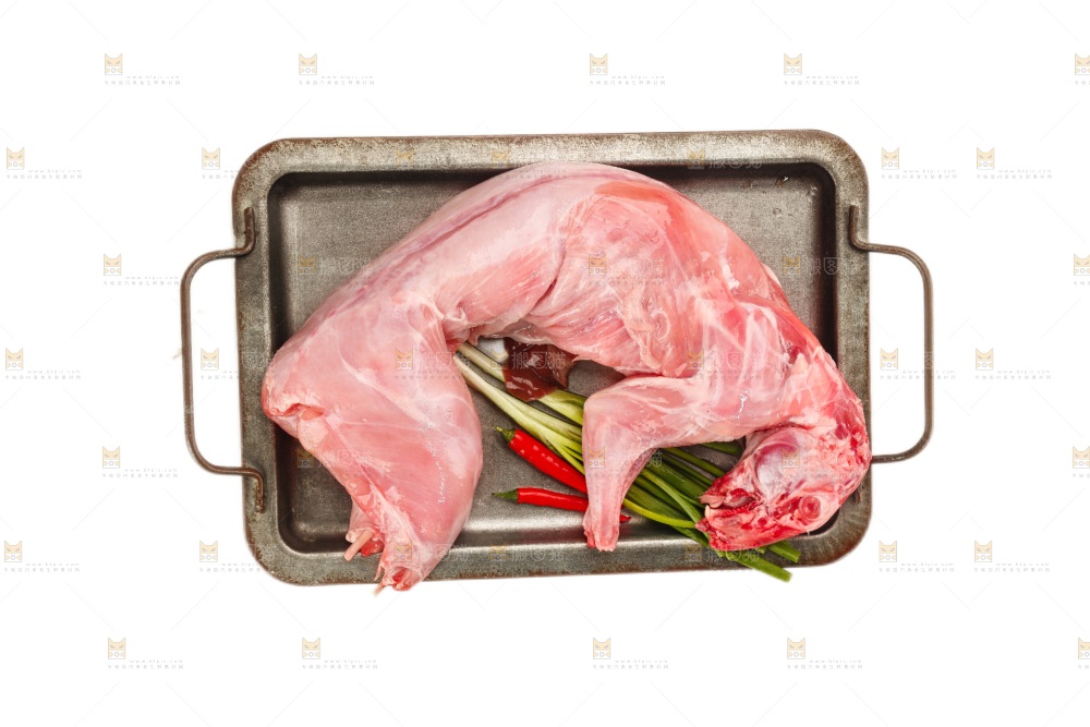 白底上的新鲜兔肉