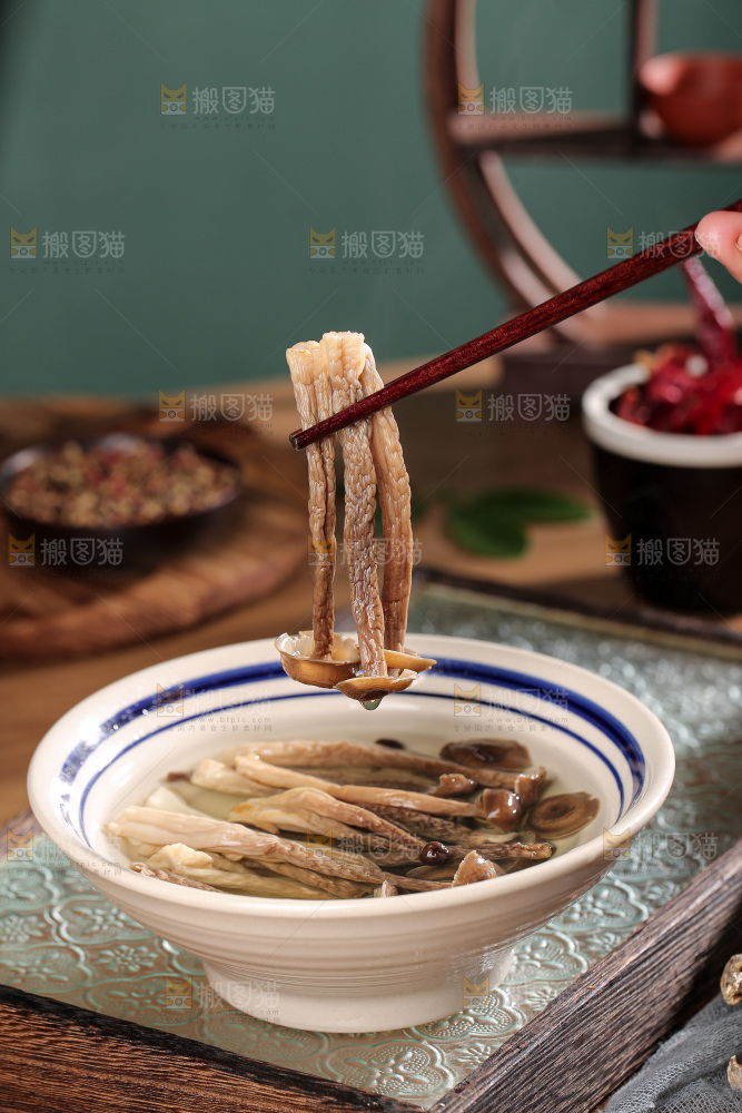 深底上的鹿茸菌