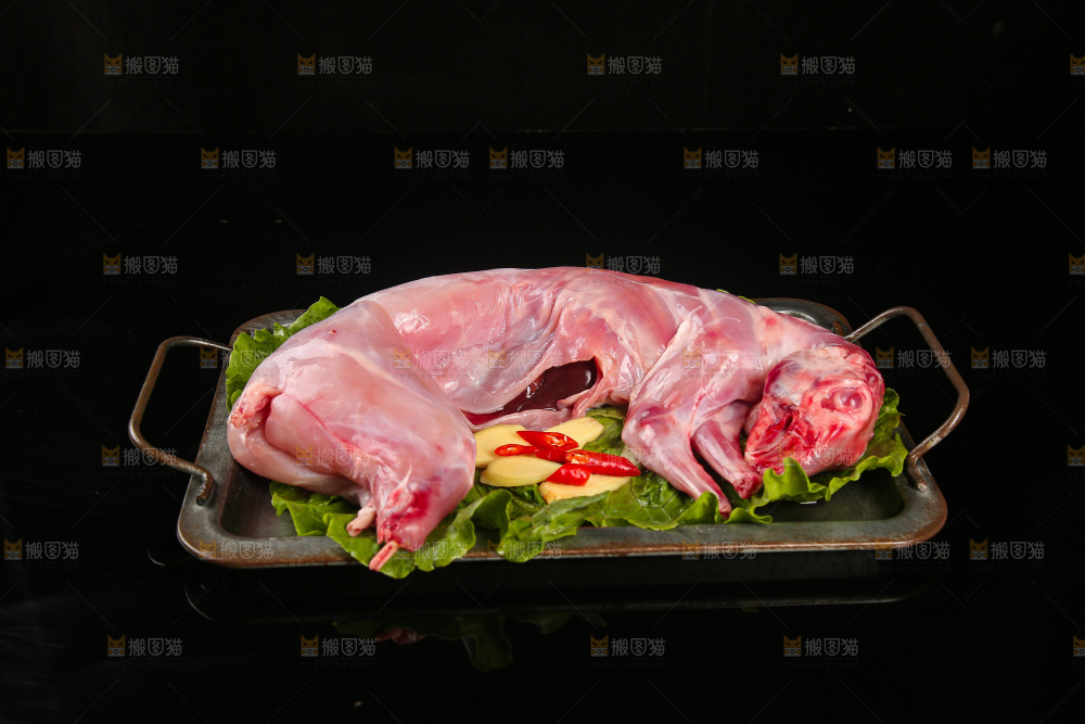 深底上的新鲜兔子