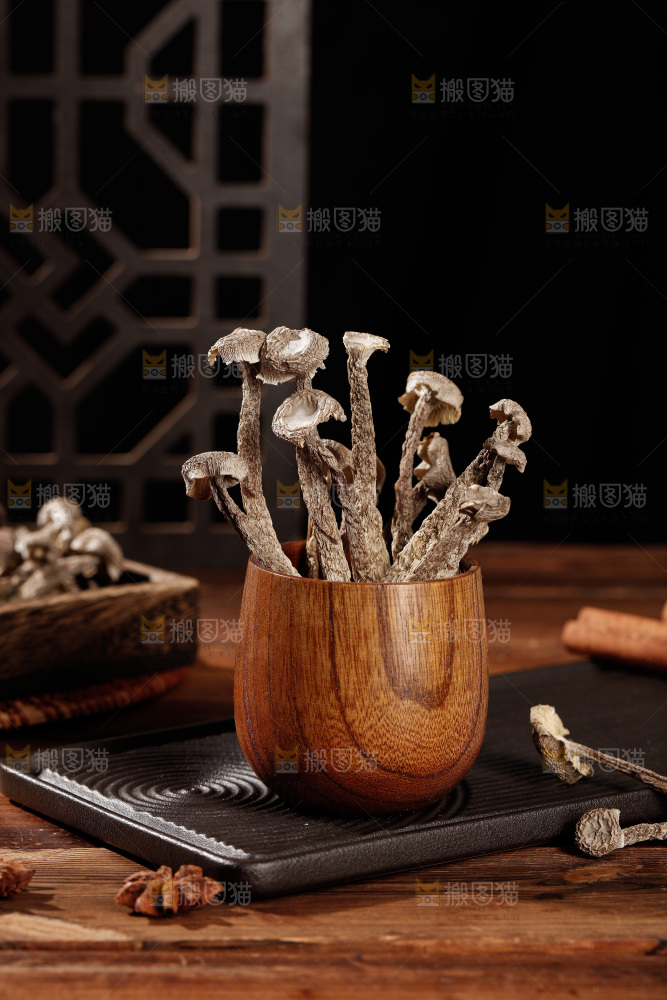 深色底上鹿茸菇