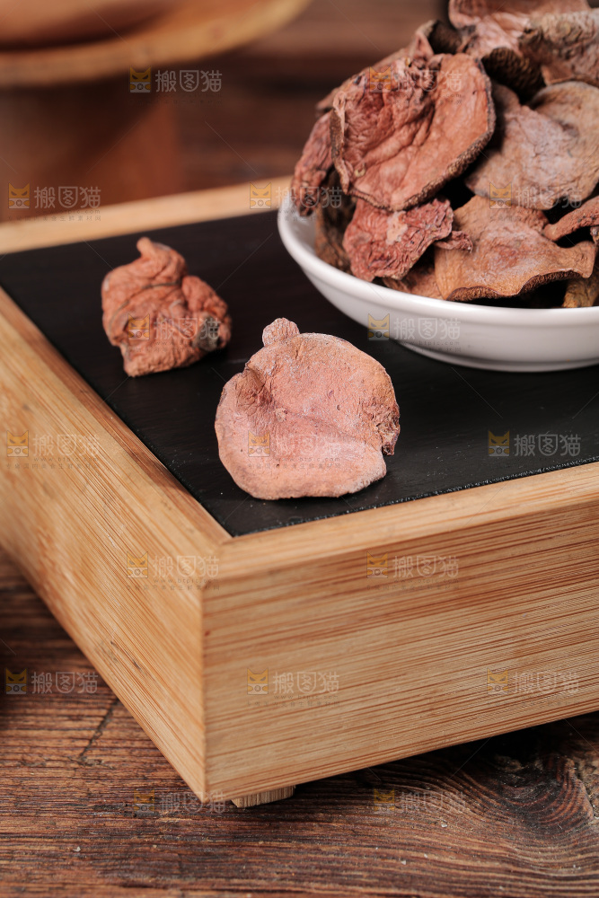 深底上的红乳牛肝菌