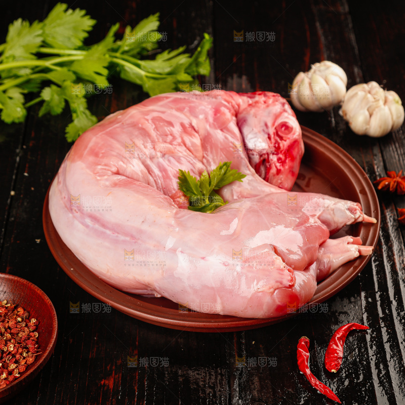 深底上的新鲜兔子