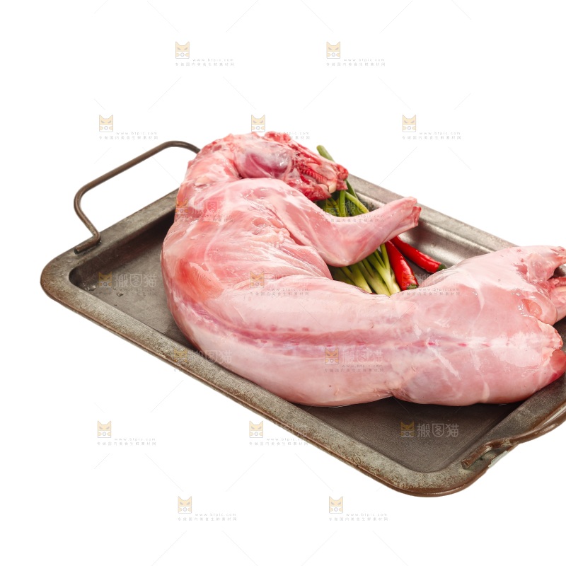 白底上的新鲜兔肉