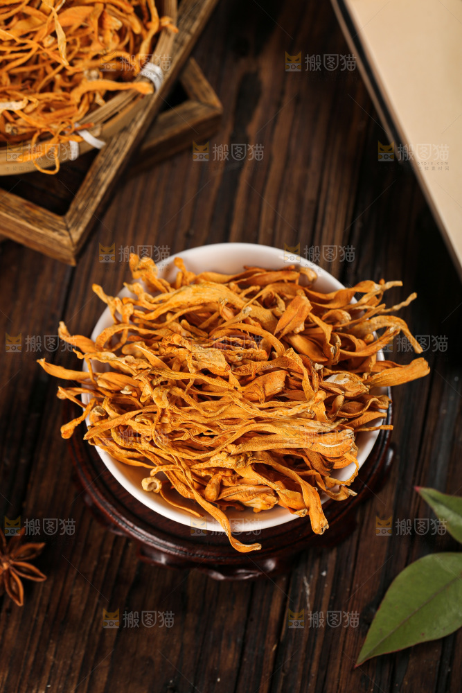 深底上的虫草花