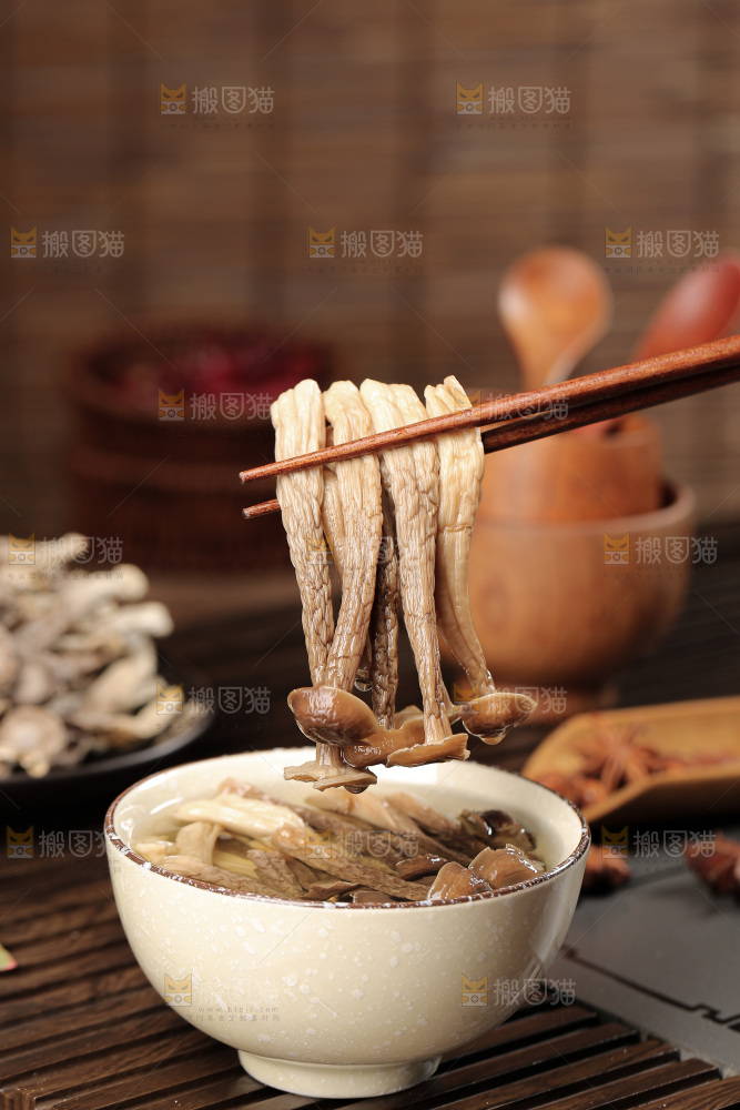 深底上的鹿茸菇
