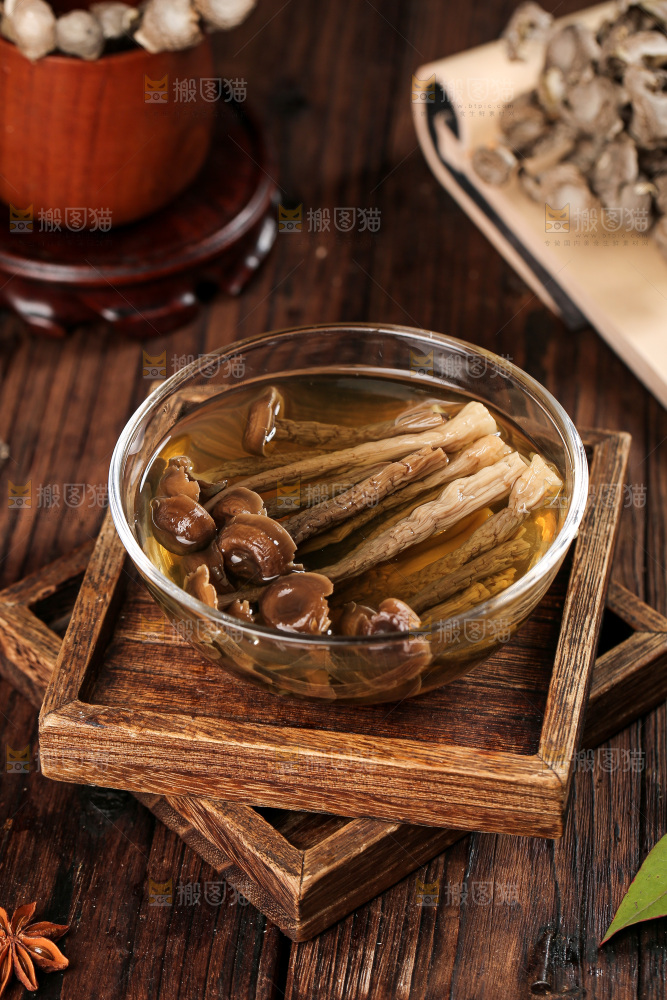 深底上的鹿茸菇