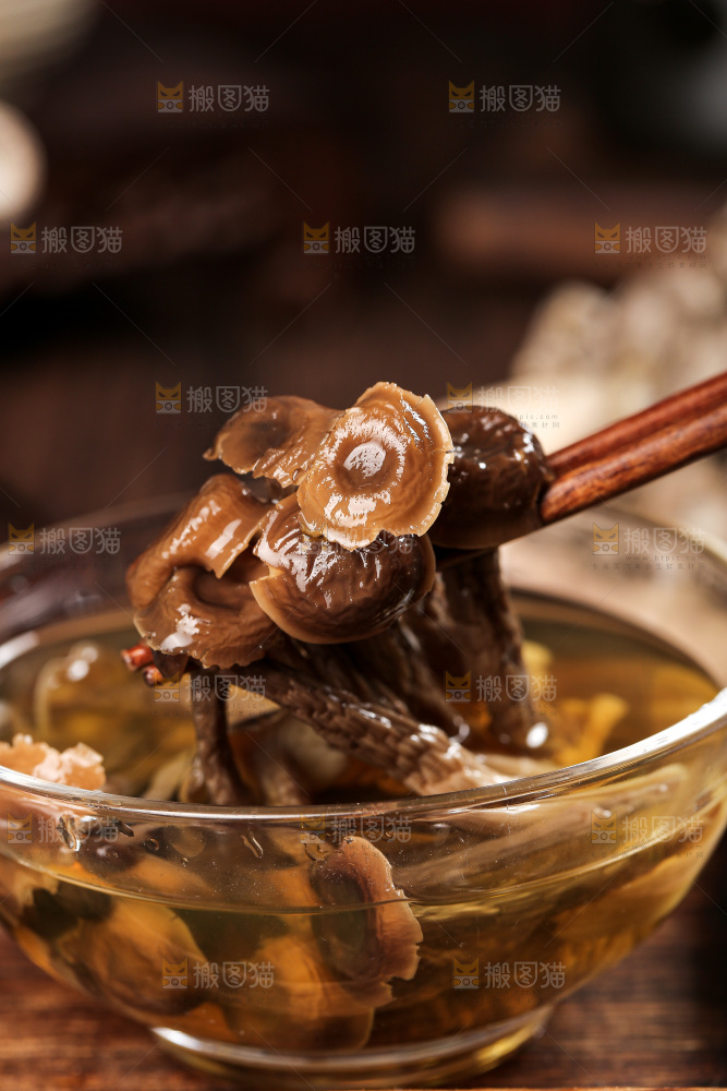 深底上的鹿茸菇