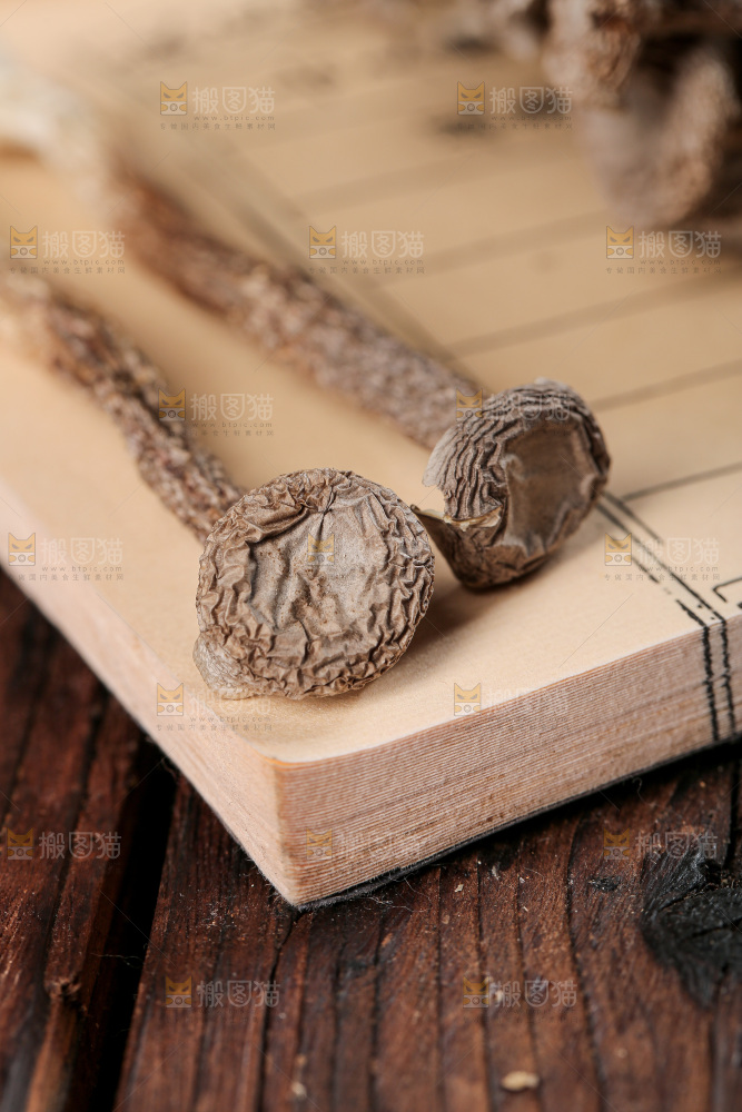 深底上的鹿茸菇