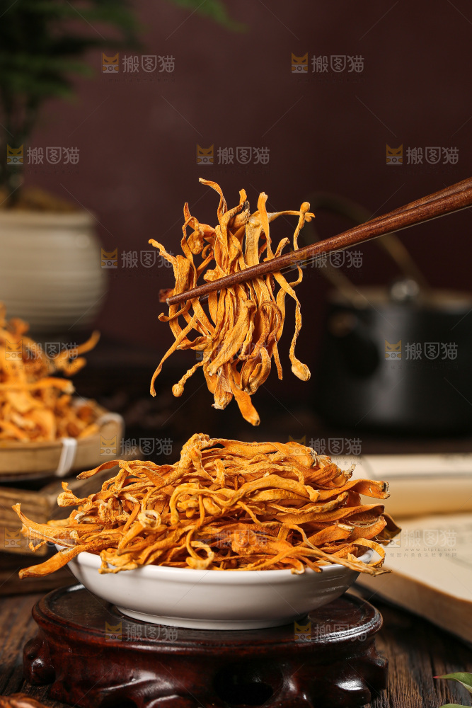 深底上的虫草花