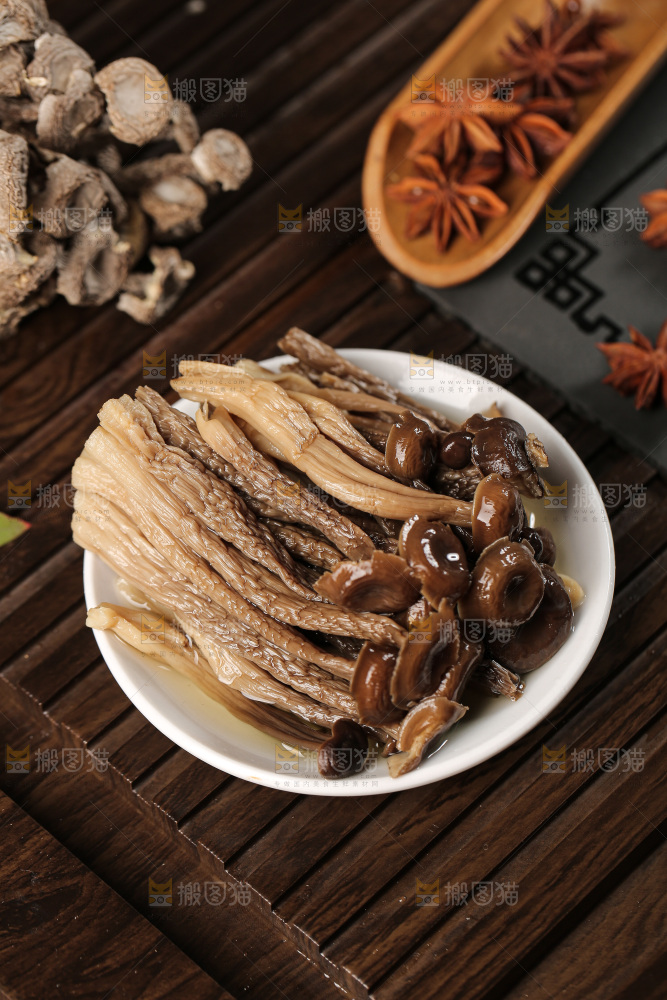 深底上的鹿茸菇