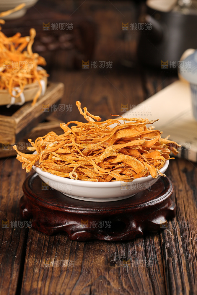 深底上的虫草花
