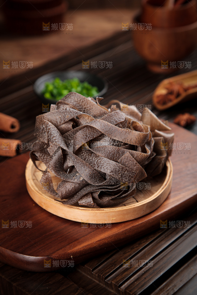 深底上的荞麦面皮
