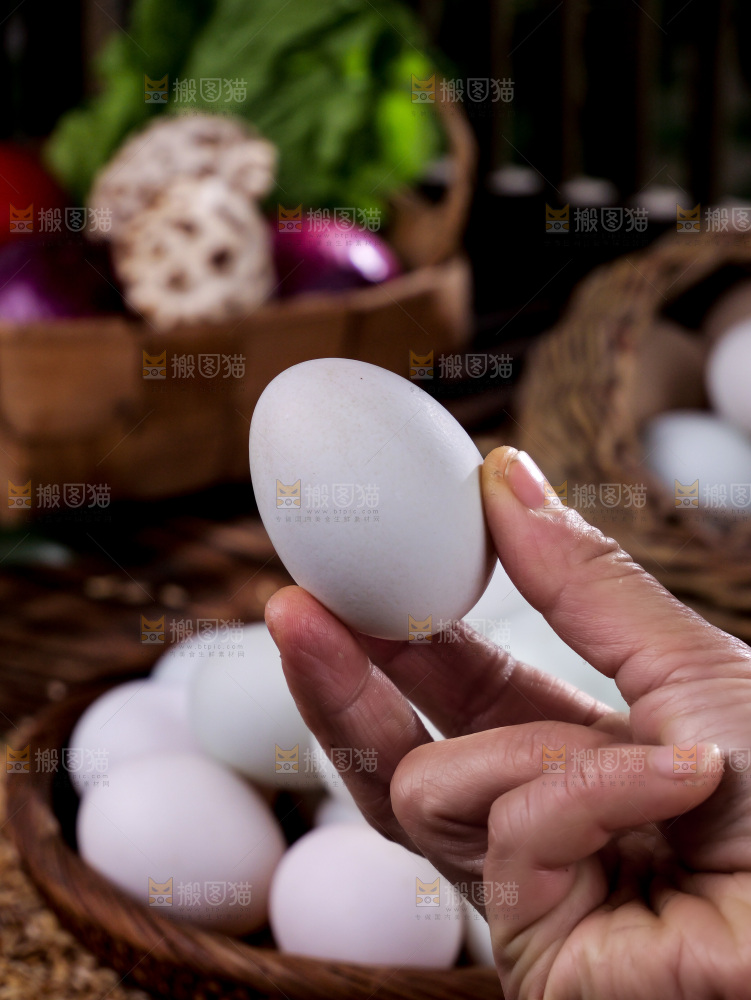 深底上的鸭蛋
