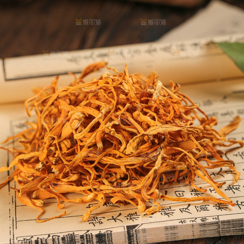 深底上的虫草花