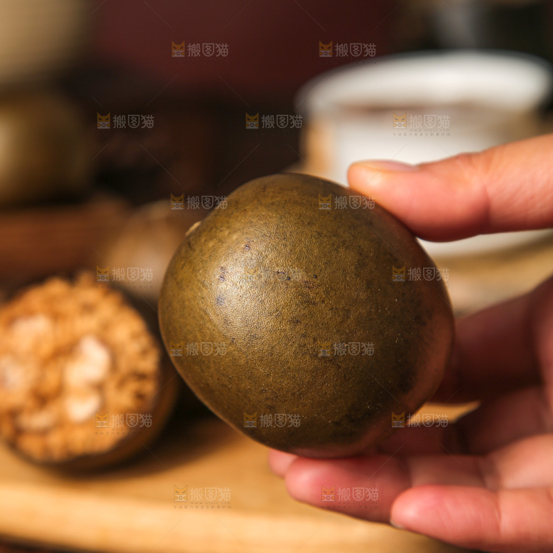 木底上的罗汉果