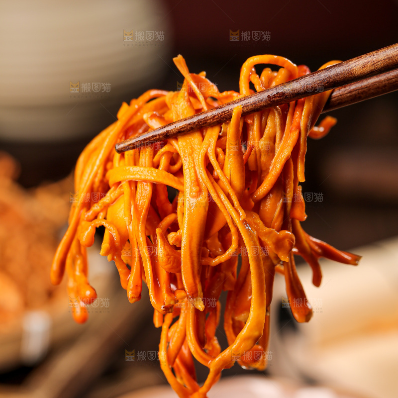 深底上的虫草花