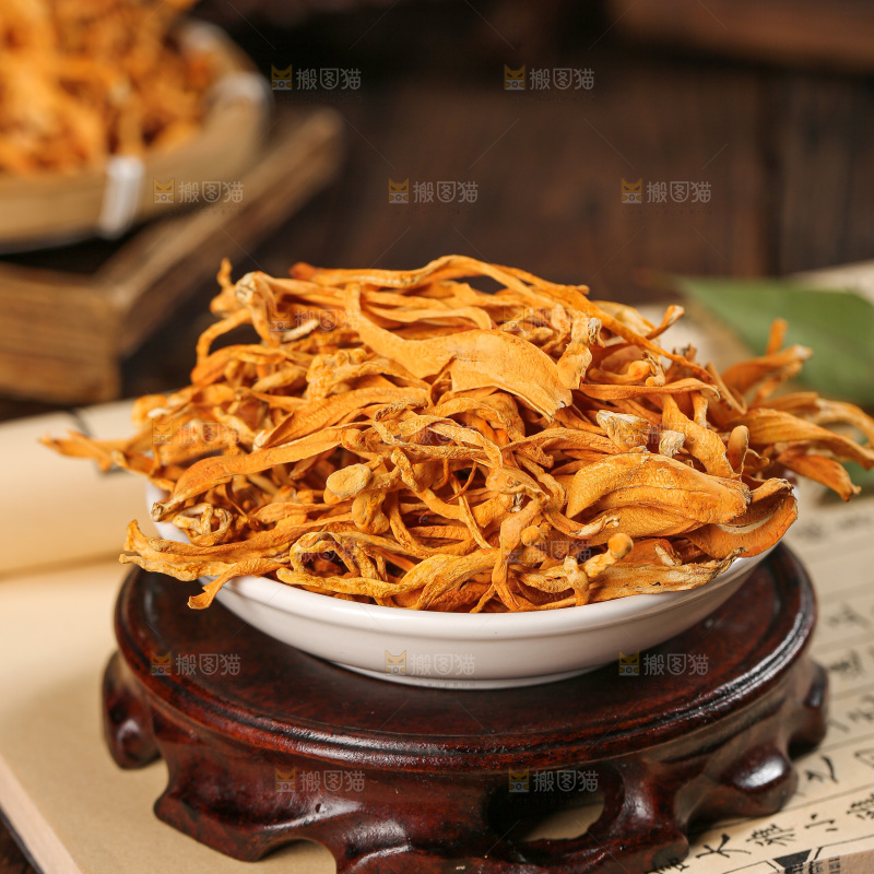 深底上的虫草花