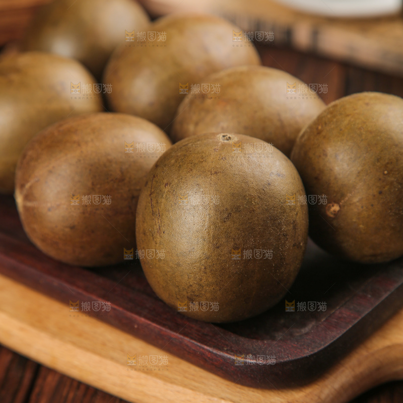 木底上的罗汉果
