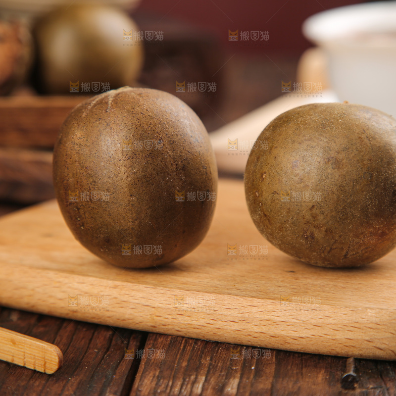 木底上的罗汉果