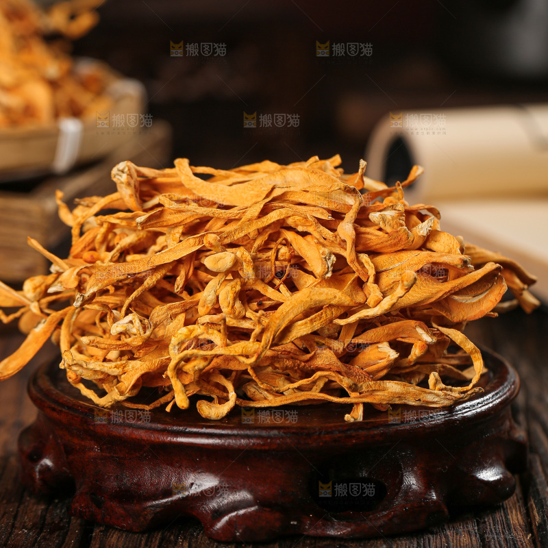 深底上的虫草花