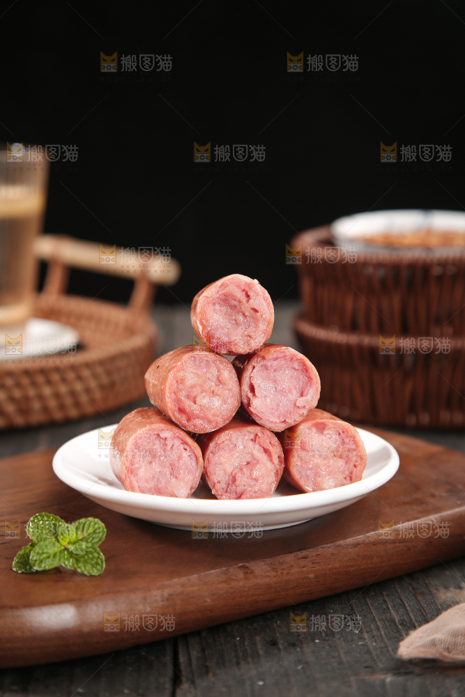 深底上的烤肠