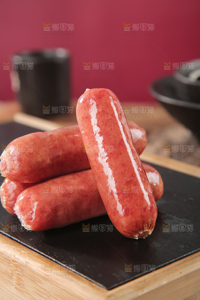 深底上的烤肠