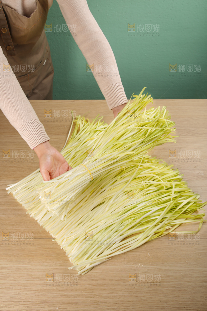 木底上的韭黄