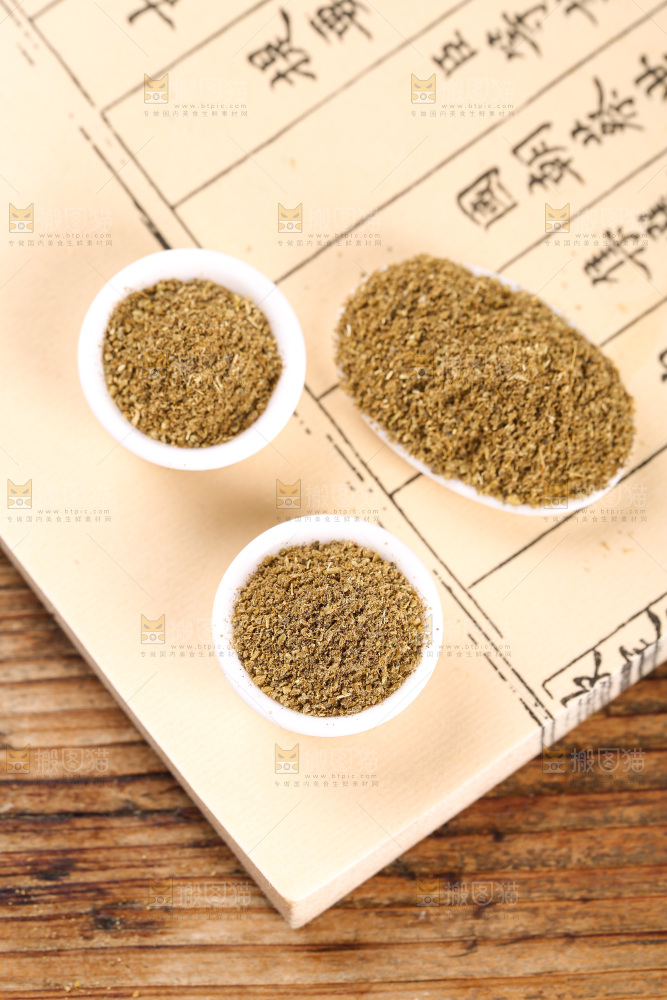 木板上的孜然粉