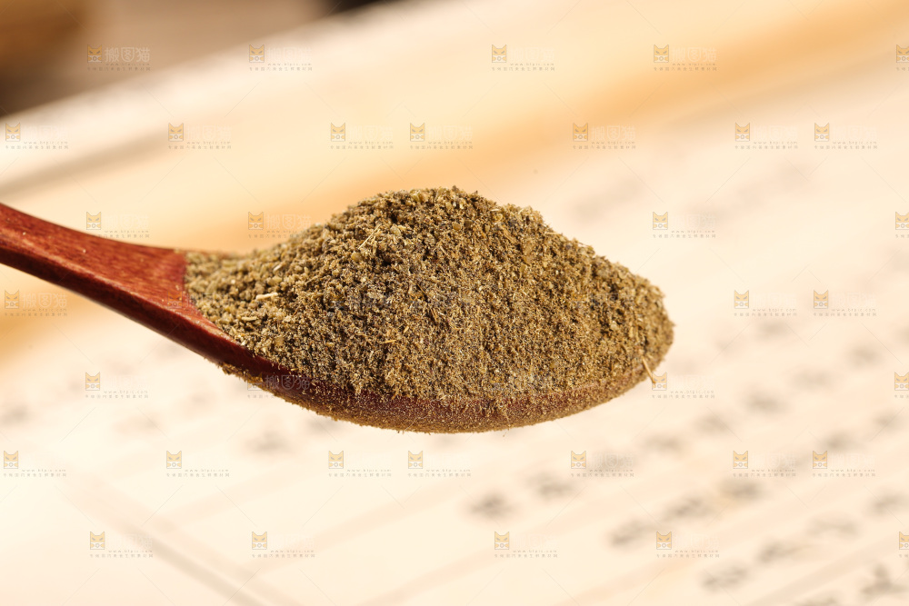 木板上的孜然粉