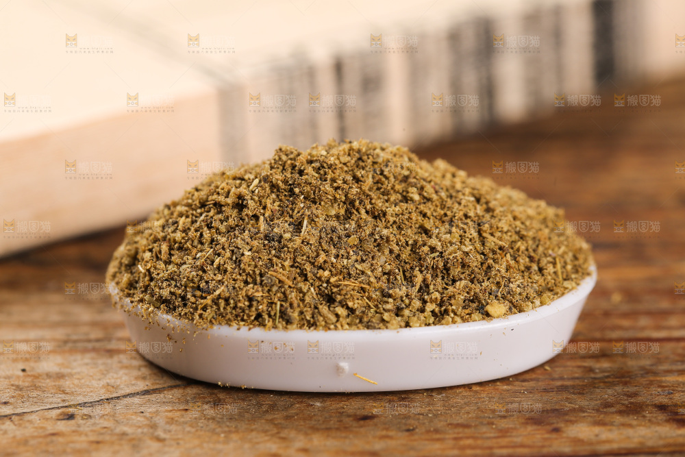 木板上的孜然粉