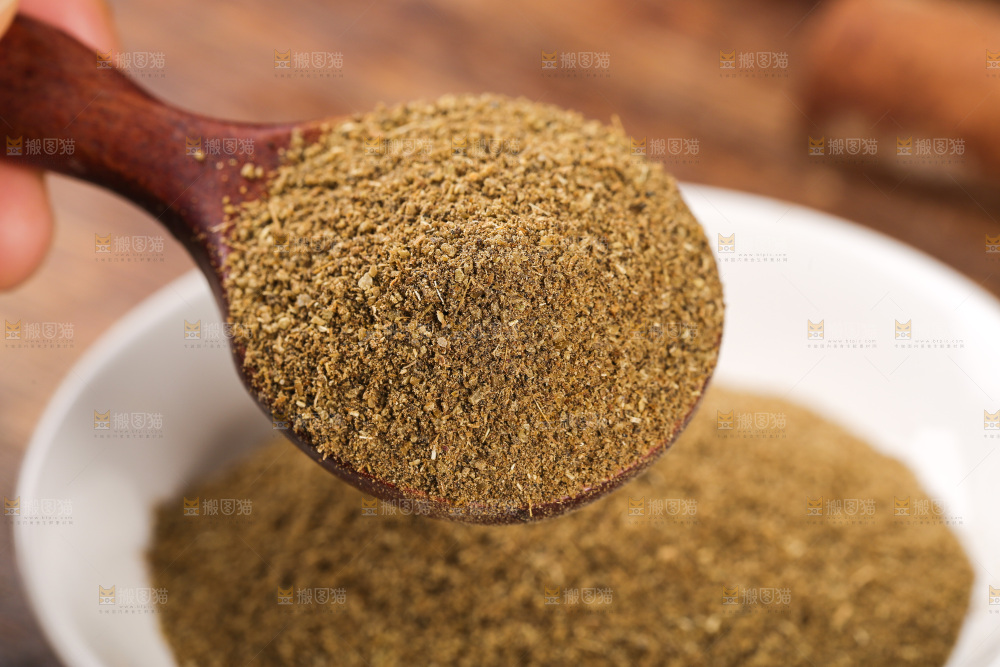 木板上的孜然粉
